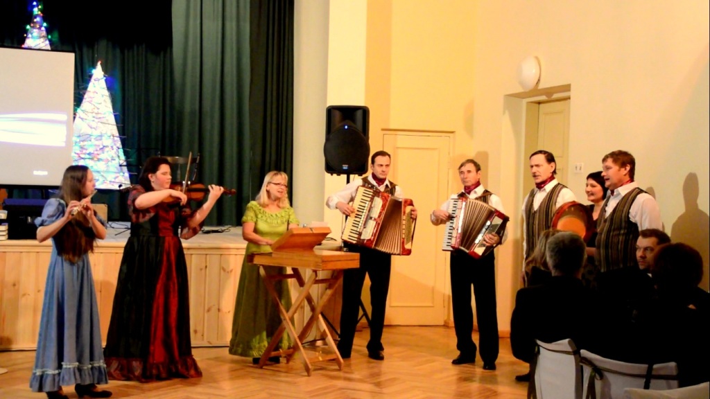 Sēļu muižas muzikanti ziņģēs Viļānos