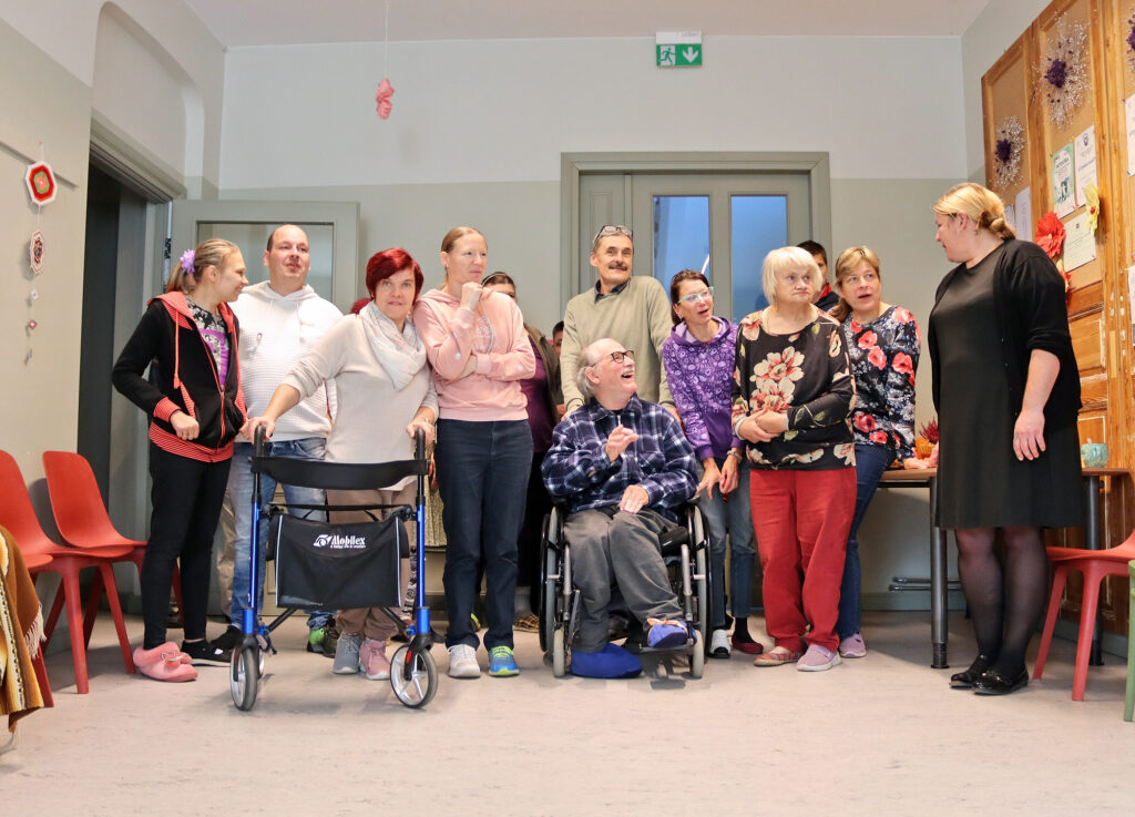 Simboliski iekāpjot otra kurpēs