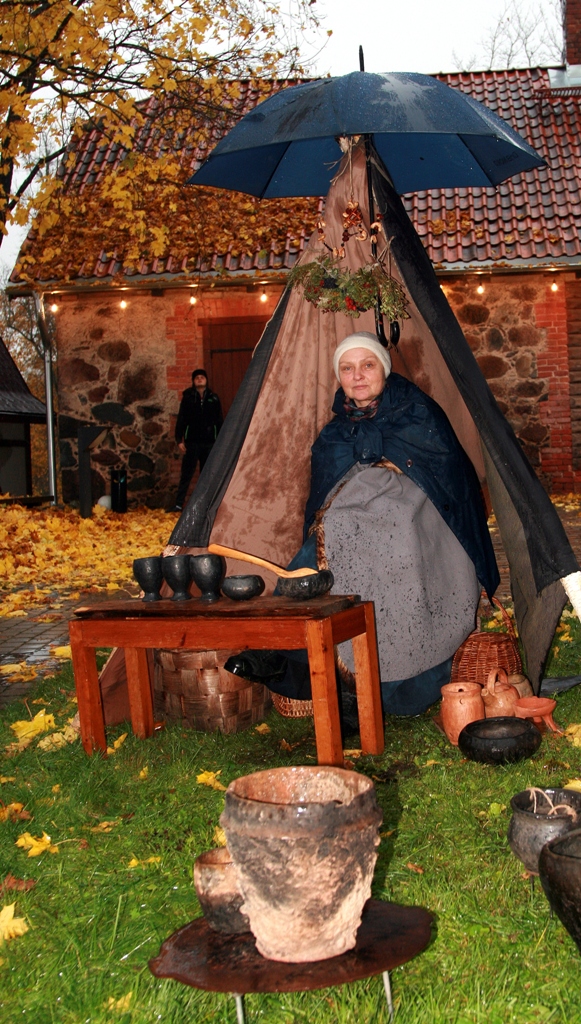 Simjūds zem lietussarga