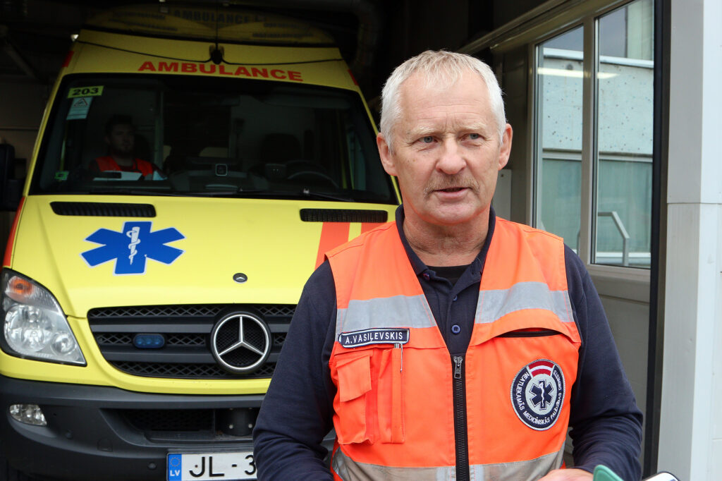 Skatpunkts no medicīniskā transportlīdzekļa vadītāja