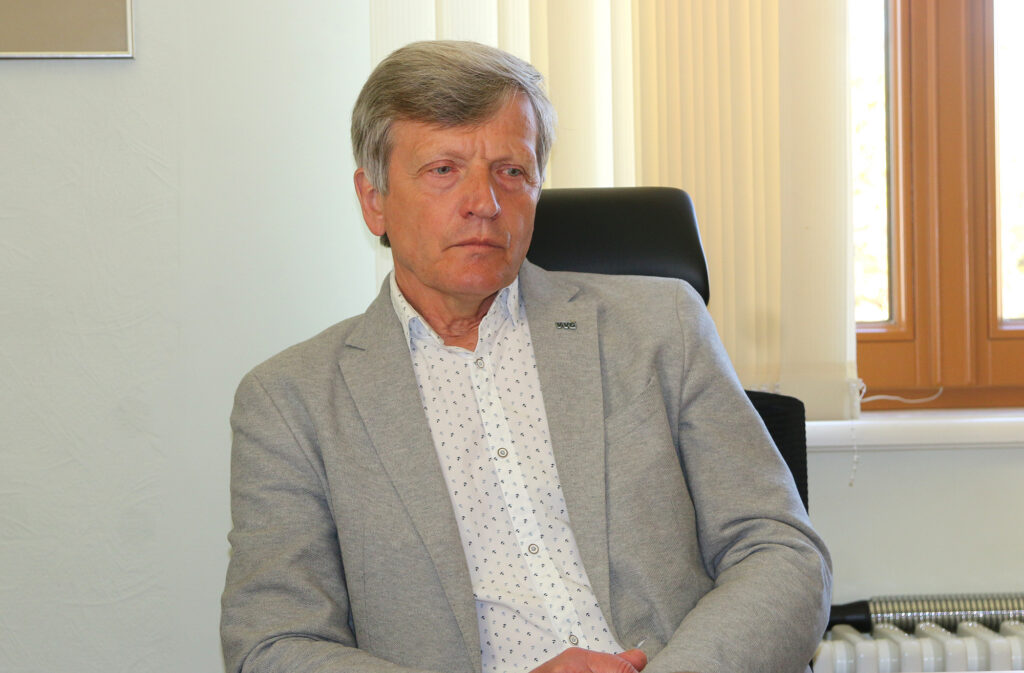 Skola ar rokrakstu