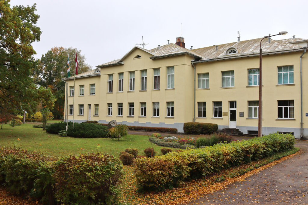 Skola meklē direktoru