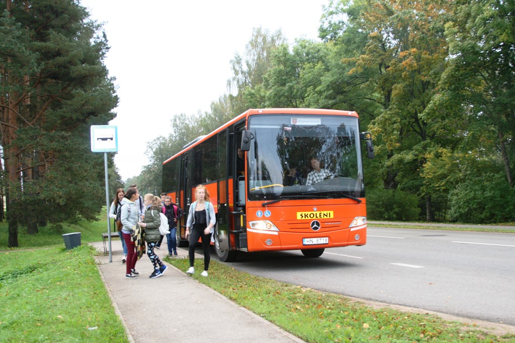 Skolas autobuss, pēc kura var regulēt pulksteņus