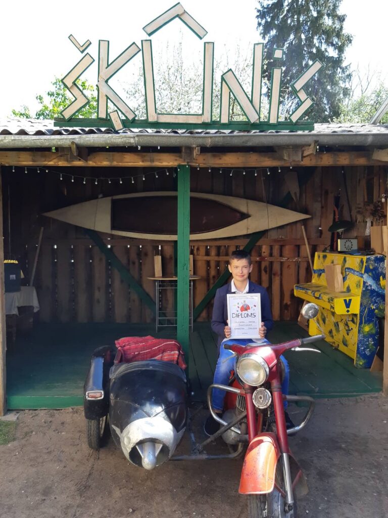 Skolēni lasa skaļi
