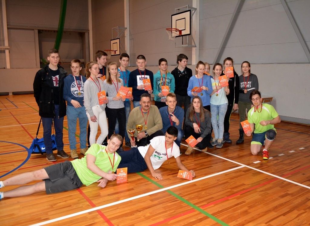 Skolēni sacenšas peldēšanā, basketbolā un volejbolā