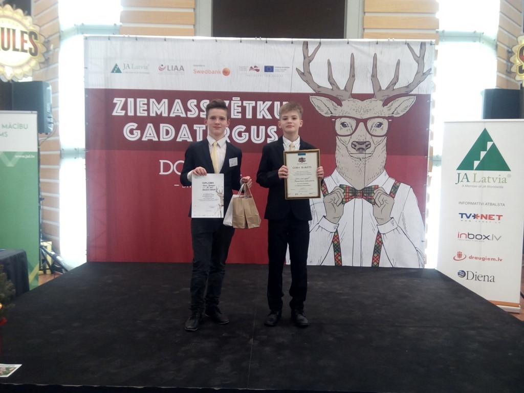 Skolēni — Ziemassvētku gadatirgū Mazsalacā