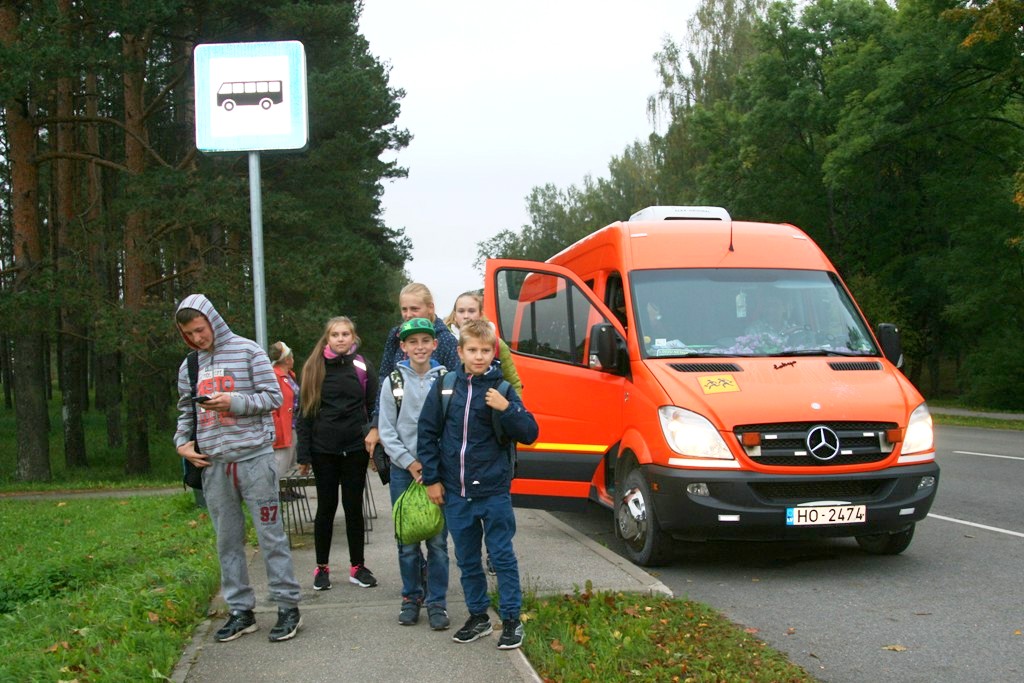 Skolēnu pārvadājumi – pašvaldību sāncensība par naudu, kas seko skolēnam
