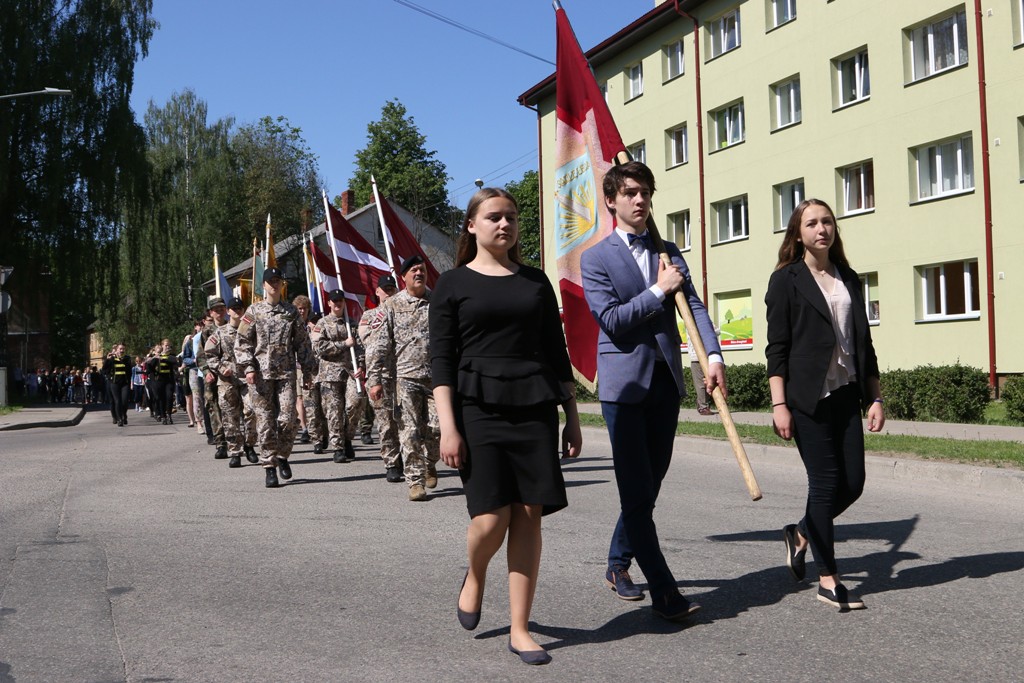 Skolnieku rotas piemiņu godinot
