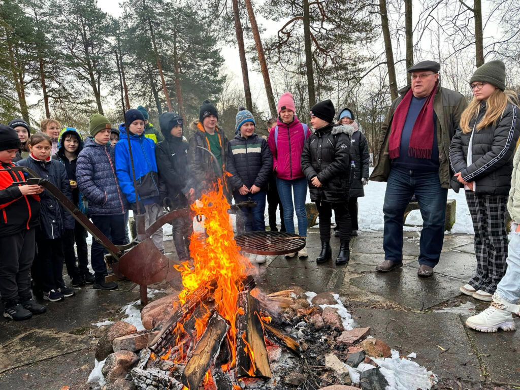 Skolu pagalmos deg barikāžu ugunskuri