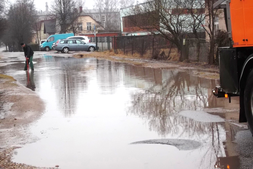 Slīkst mājas Andreja Upīša ielā