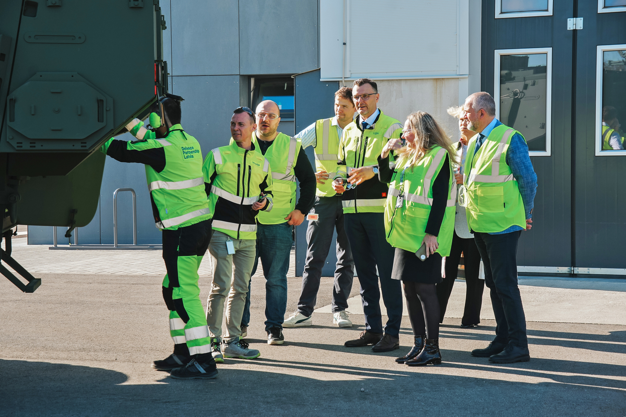 Somijas masu mediju un autobūves uzņēmumu pārstāvji apmeklē «Patria» grupas uzņēmuma «Defence Partnership Latvia» ražotni Valmierā