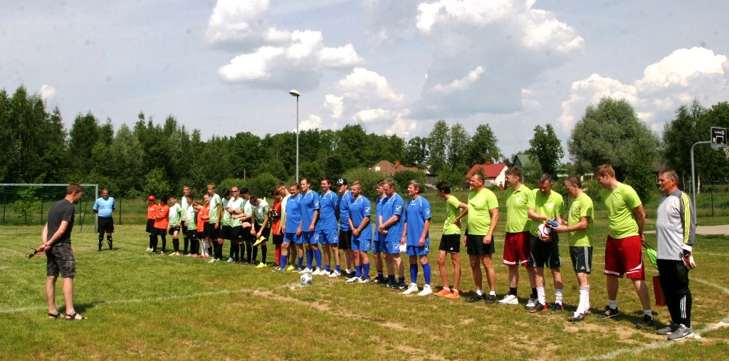 Spēlē futbolu ar politiķiem