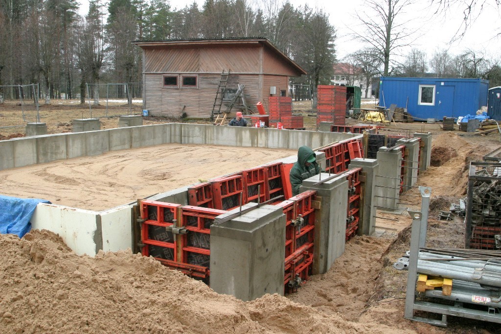 Stadions, bērnudārzs, vietējie ceļi un latvāņi