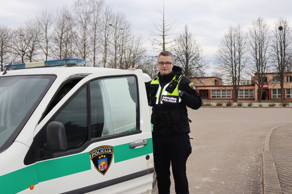 Strādā policijā, lai uzklausītu un atbalstītu