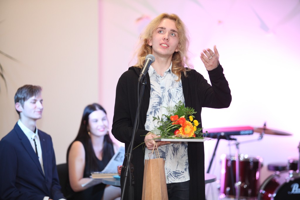 Sumina aktīvos jauniešus