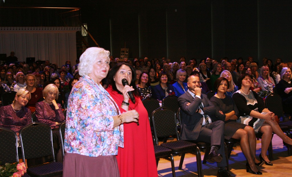 Suminājumi un ziedi skolotājiem
