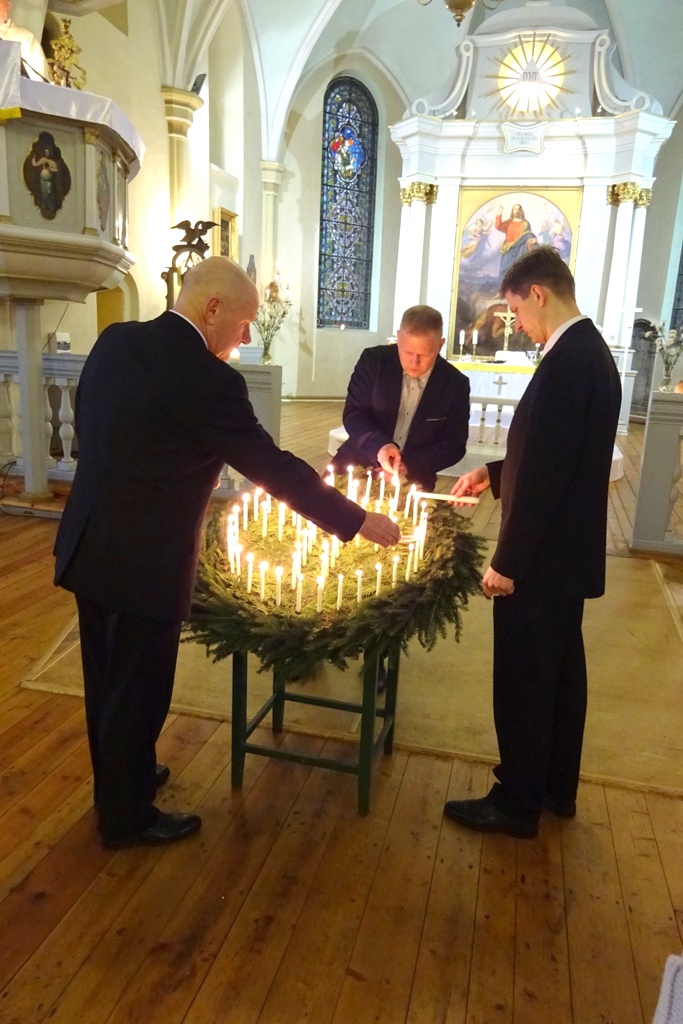 Sveču liesmas liek padomāt