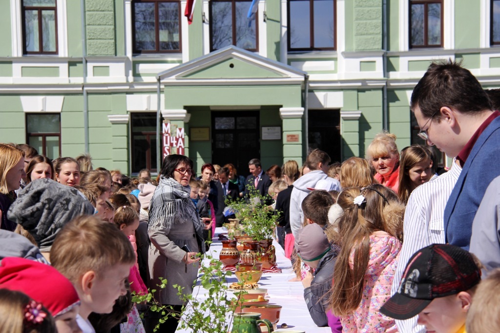 Svētki sākas ar baltu galdautu