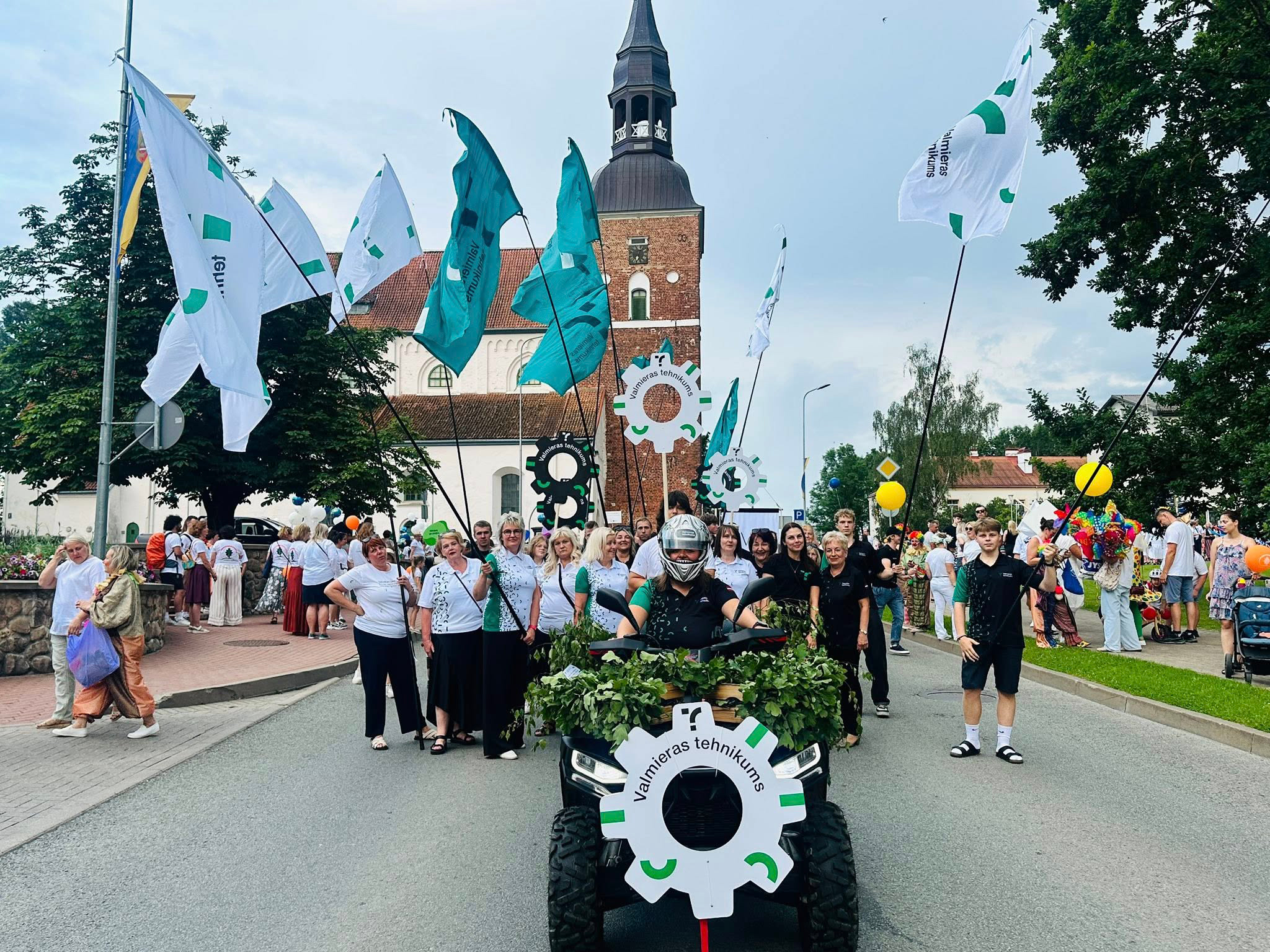 Svētkos piedalās arī izglītības iestādes