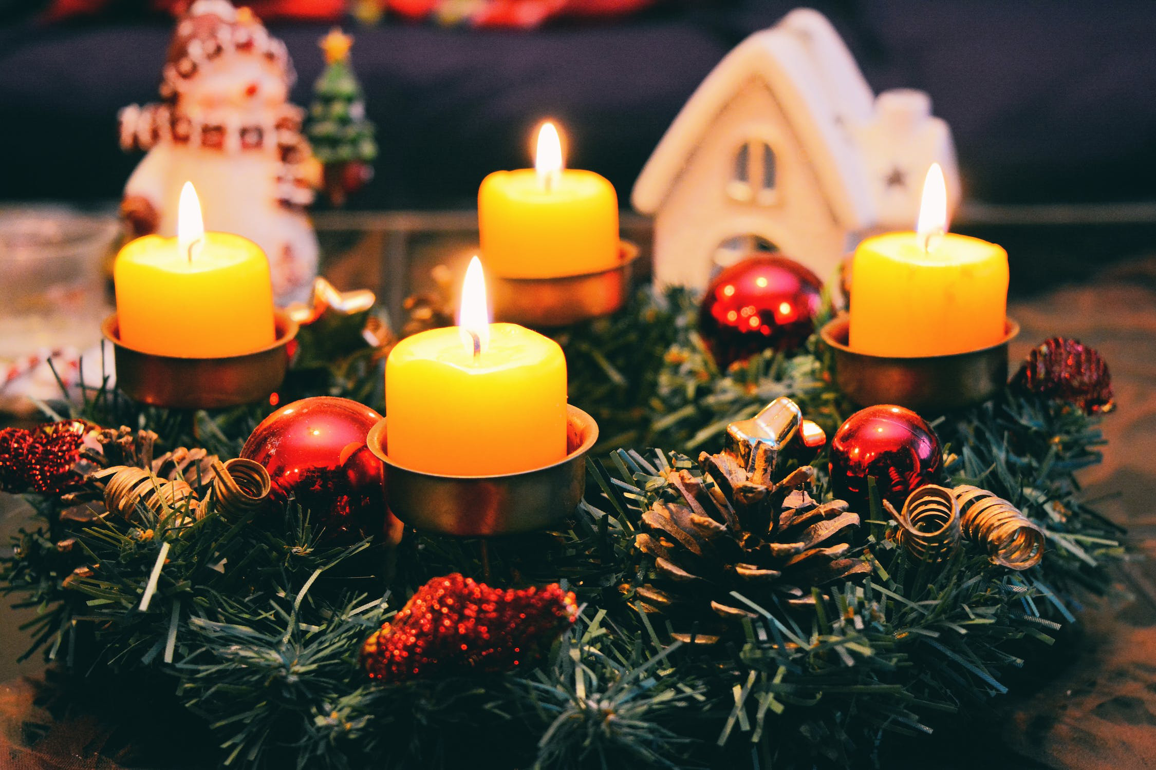 Svētku gaidīšanas laiks bez rūpēm – dedzot sveces adventes vainagā, atceries par ugunsdrošību!