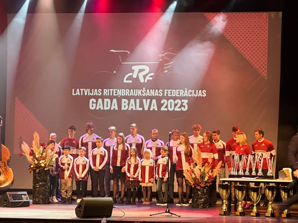 Svinīgā ceremonijā sveic BMX riteņbraucējus par sasniegumiem 2023. gada sezonā