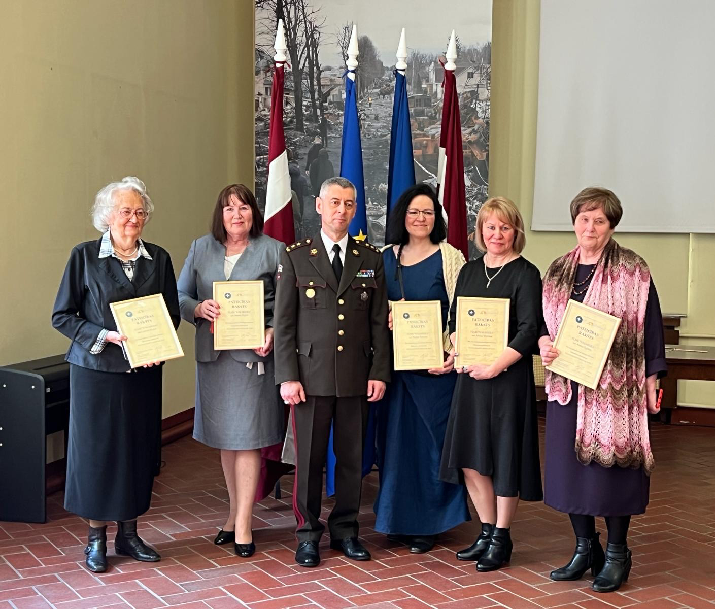 Svinīgā pasākumā pateicas Tautas lietišķās mākslas studijai «Valmiera» par dalību NATO Labdarības tirdziņā