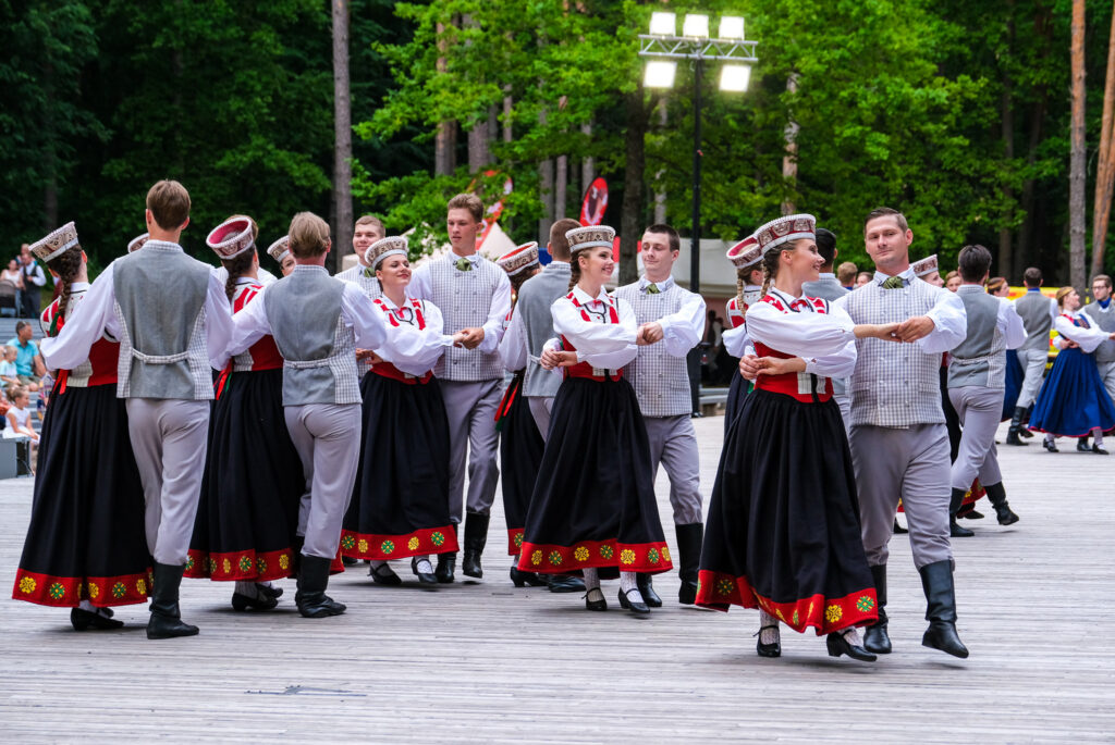 TDA «Gauja» ielūdz uz tautas deju kolektīvu koncertu «Pa saulei»