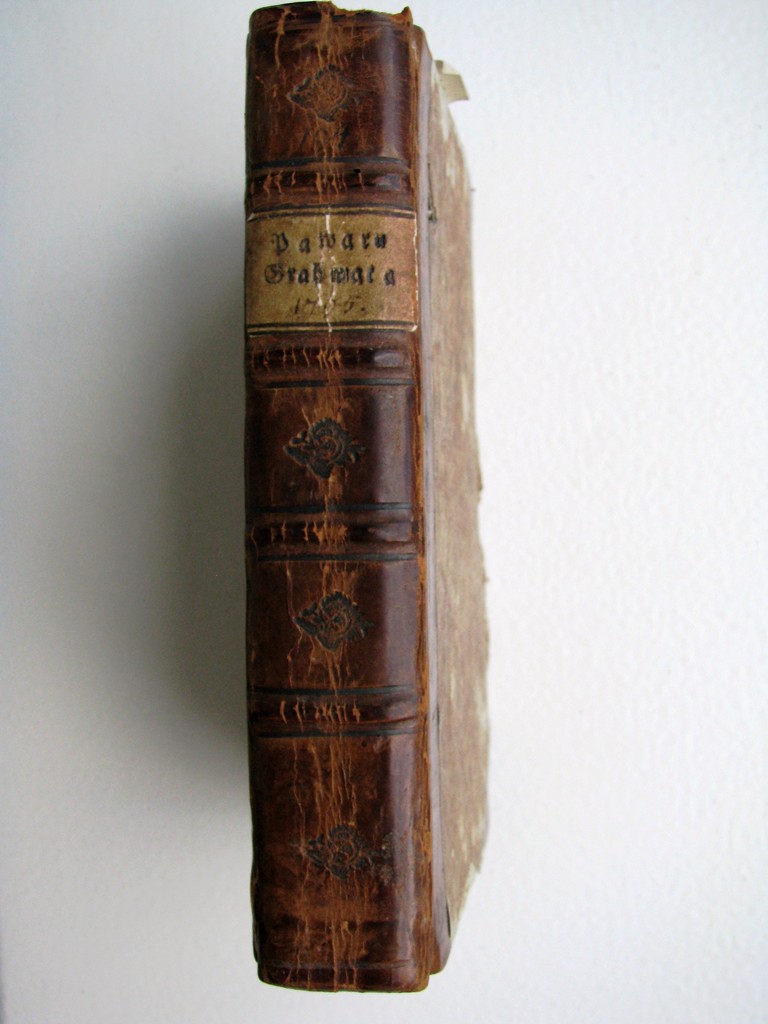 «Tā pirmā pavāru grāmata, no vāces grāmatām pārtulkota» — jaunajā drukā