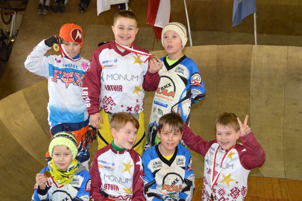 Tālavas sportisti ar medaļām no Tartu