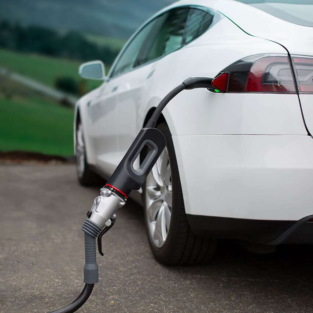 “Tesla” Vācijā  un akmeņogles Ķīnā