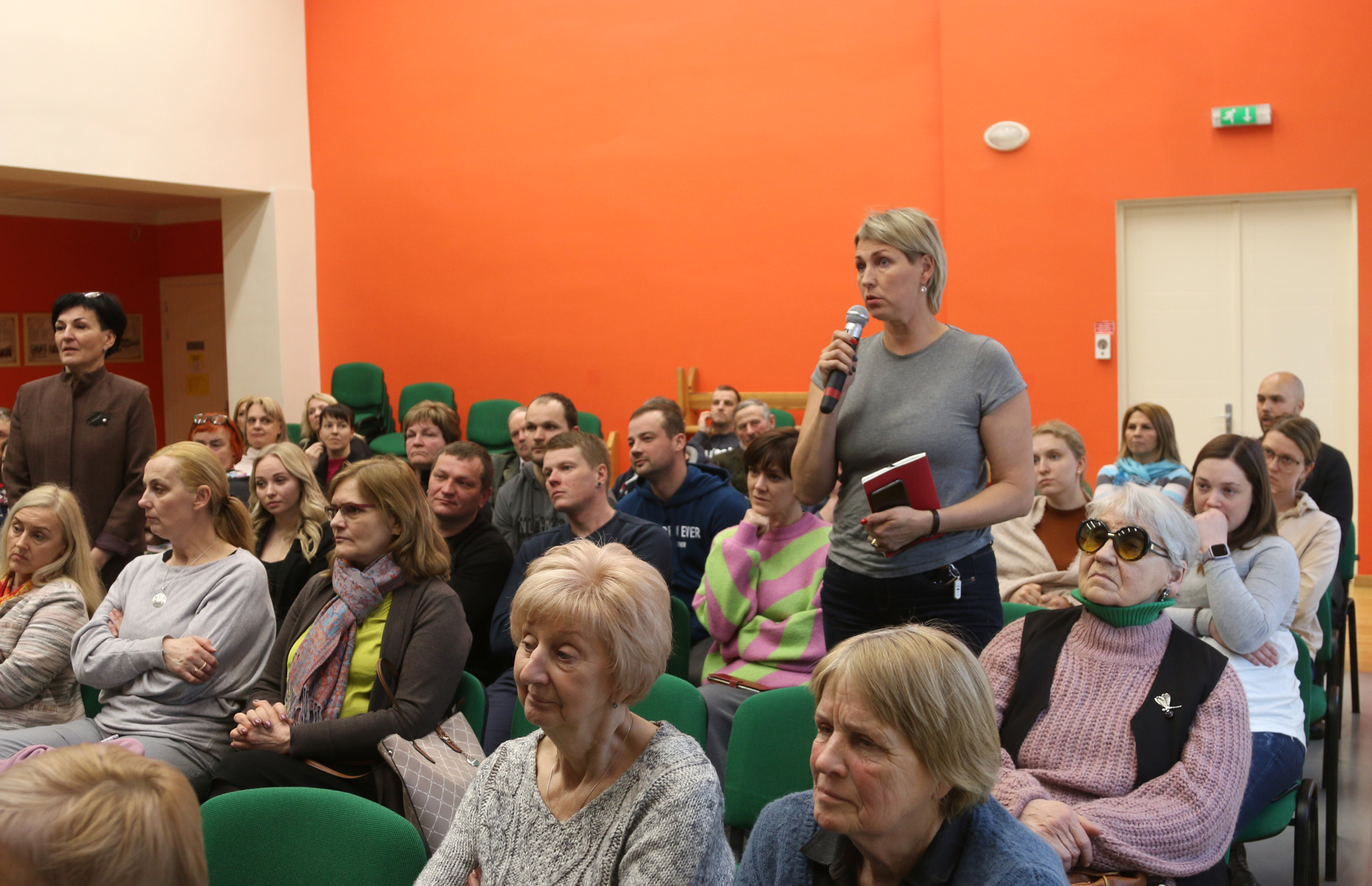 Tiekas ar iedzīvotājiem