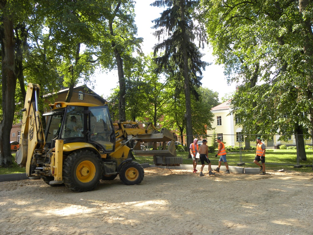 Top vēl divi stāvlaukumi