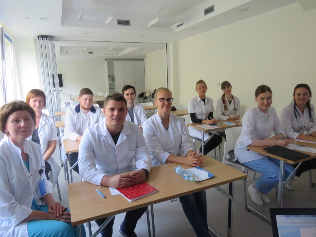 Topošie ārsti mācās Vidzemes slimnīcā