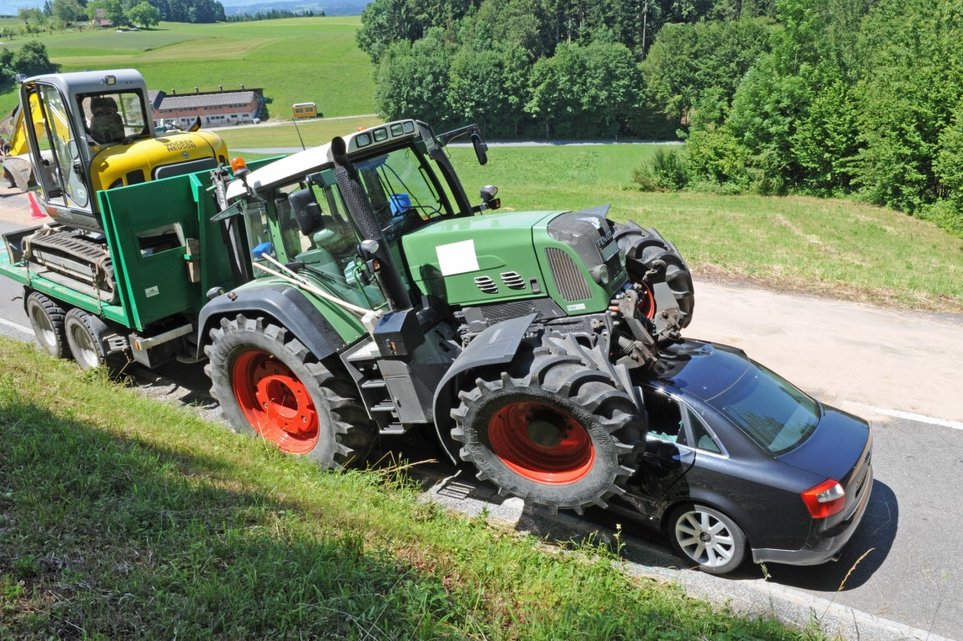 Traktors uz ceļa — liels un briesmīgs…