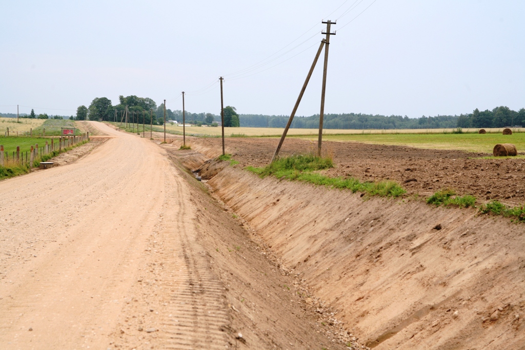 Trijos ceļos iegulda gandrīz miljonu eiro