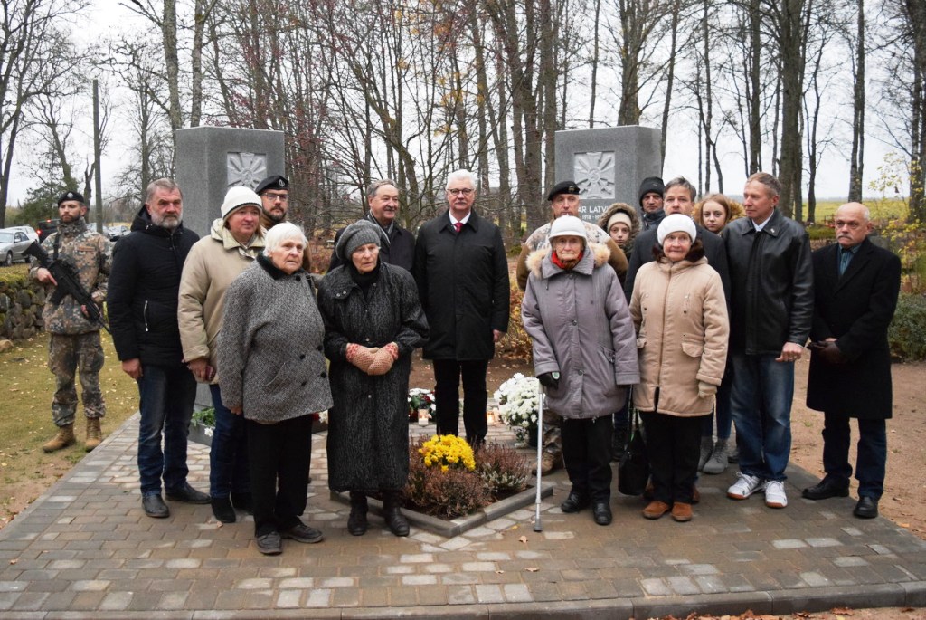 Trikātas kapos atklāj piemiņas stēlas