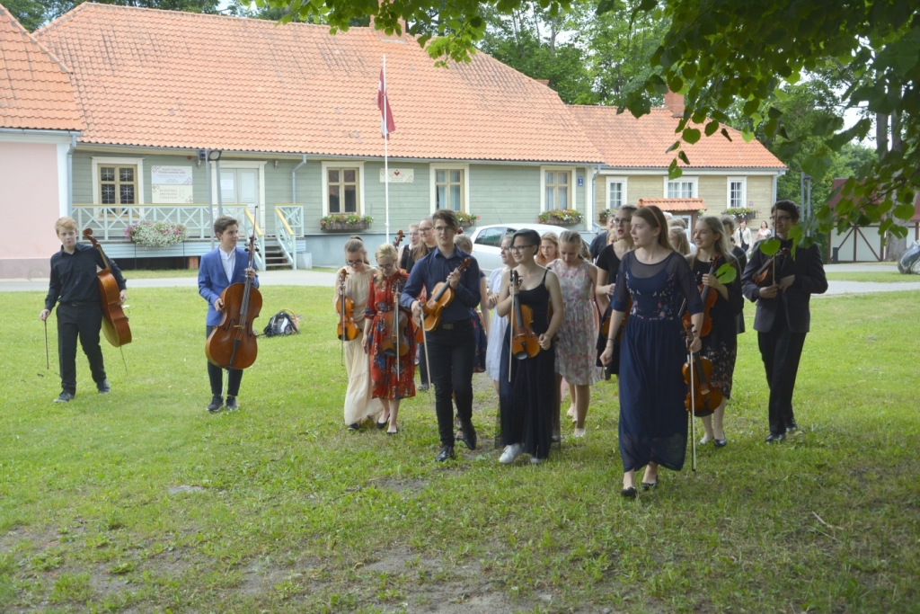 Trīs koncerti izlaidumu laikā