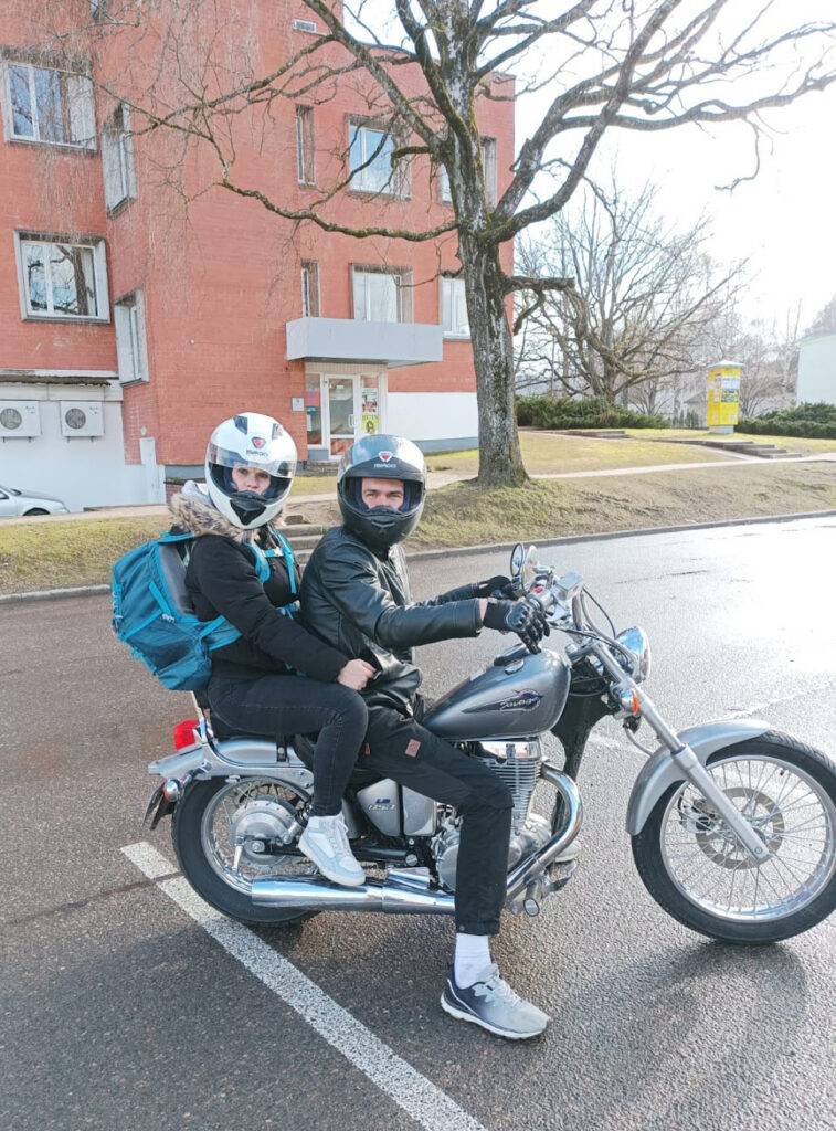 Tunelī braucējs un viņa meitenes