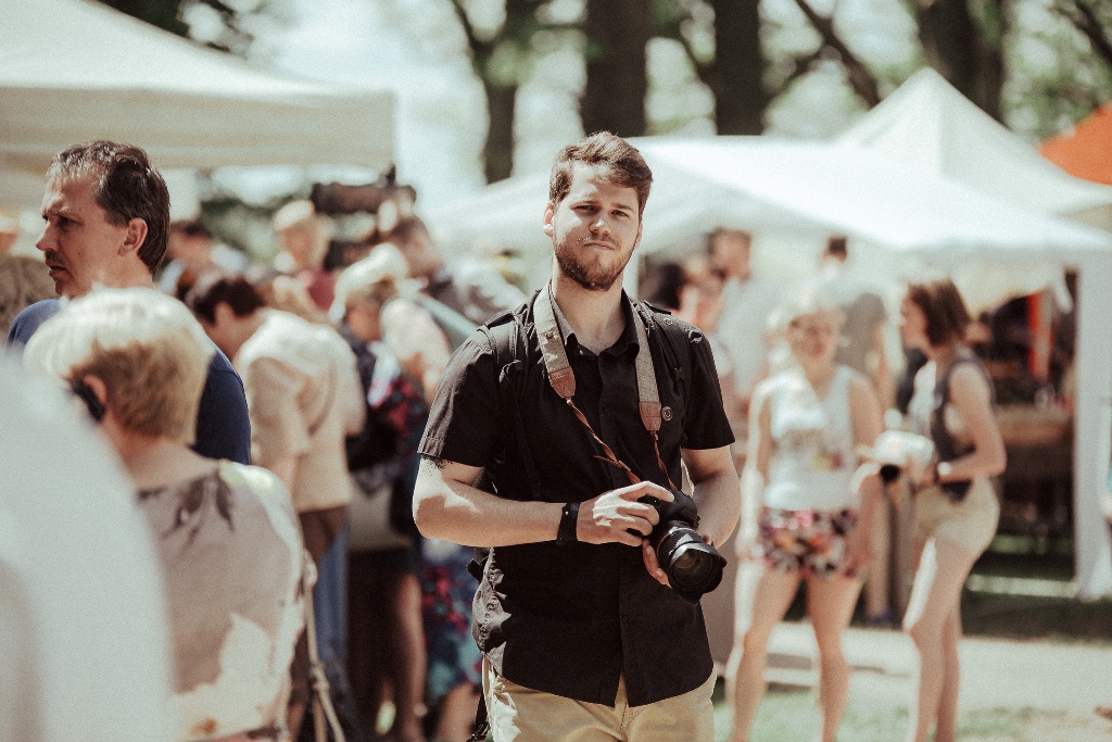 Tūrists ar fotokameru pie sāniem