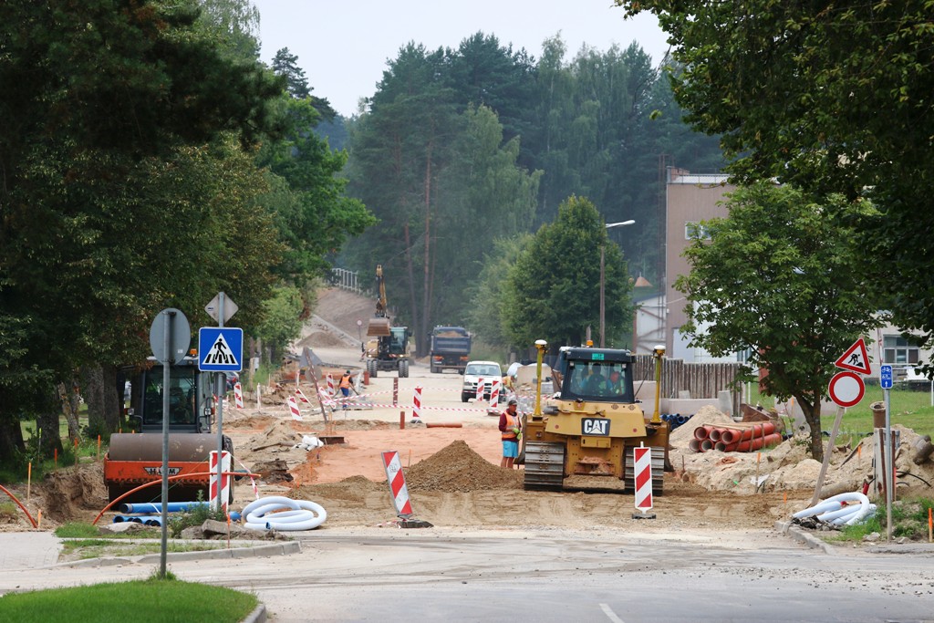 Turpinās Rietumu industriālās maģistrāles būvniecība Valmierā