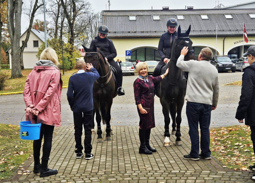 Uzcelts tilts starp paaudzēm un sirdīm