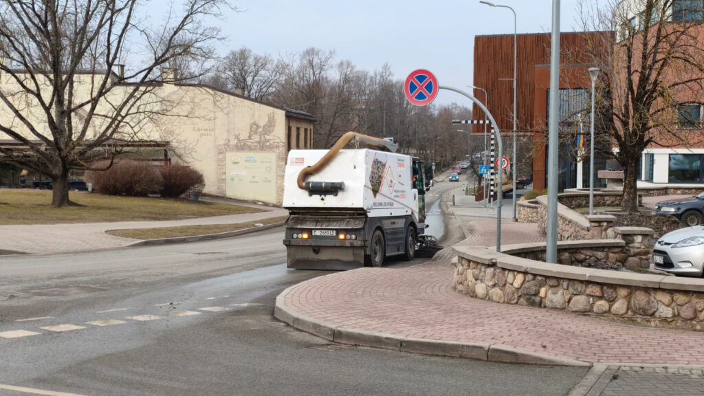 Uzsākti Valmieras pilsētas ielu uzturēšanas darbi pēc ziemas sezonas