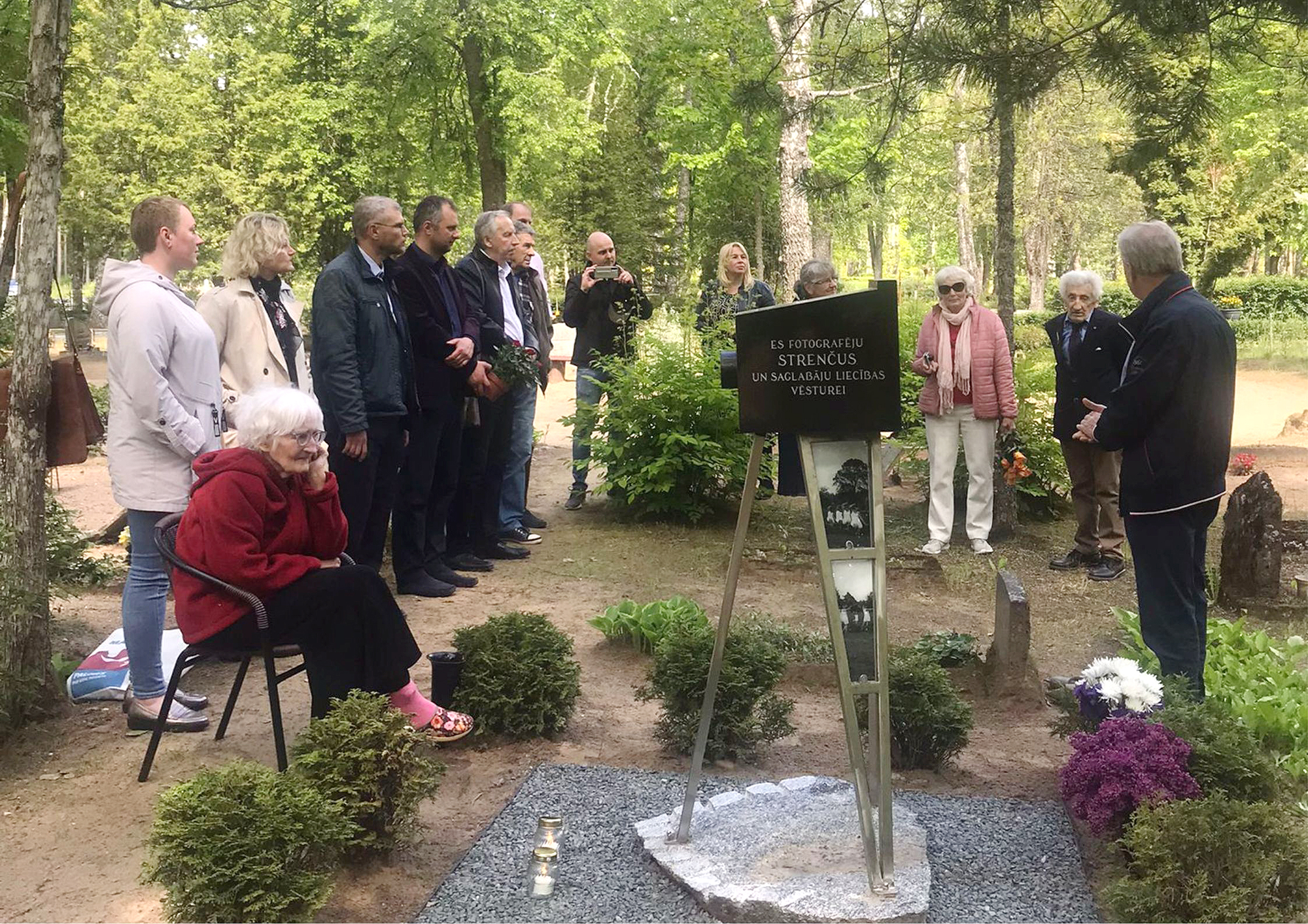 Uzstādīts piemineklis Strenču vēstures foto dokumentētājam Dāvim Spundem