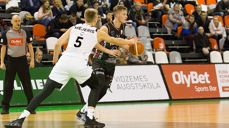 VEF Rīga dabū pasvīst Valmierā