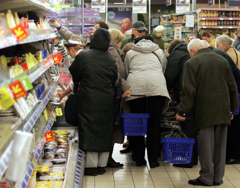 Vai pārtikas veikaliem un tirdzniecības centriem svētkos vajadzētu būt atvērtiem?