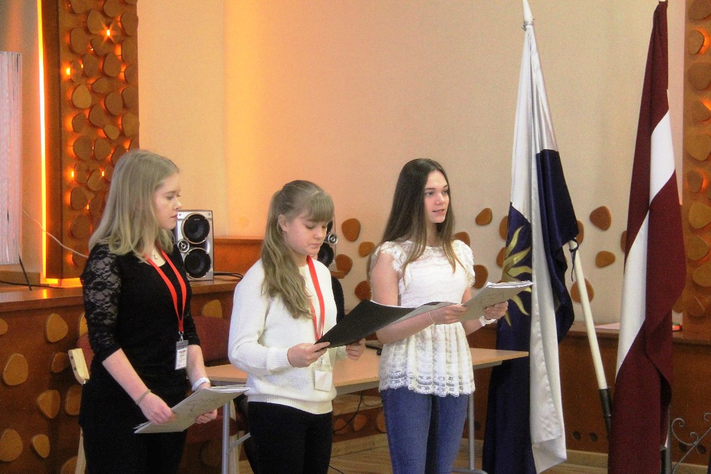 Vairāku valstu jaunieši veido izstādi