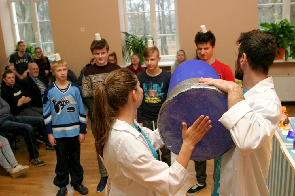 Vājdzirdīgo skolas bērni piedzīvo zilus brīnumus