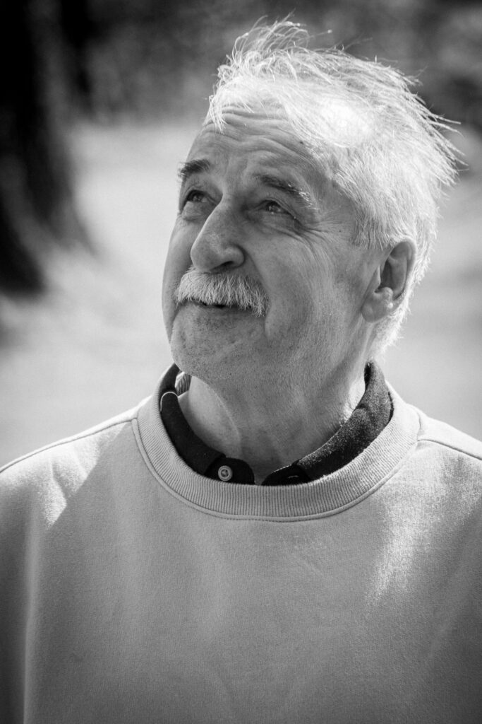 Valdis, kas sazinās  ar visu pasauli
