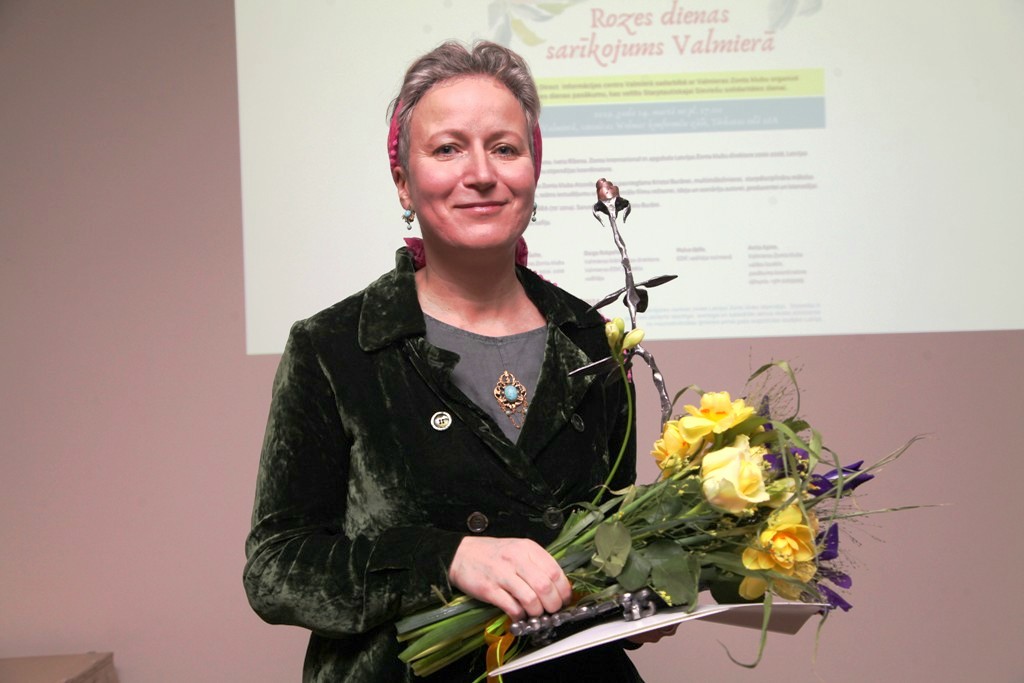 Valmierā Rozes dienā sveic režisori Kristu Burāni