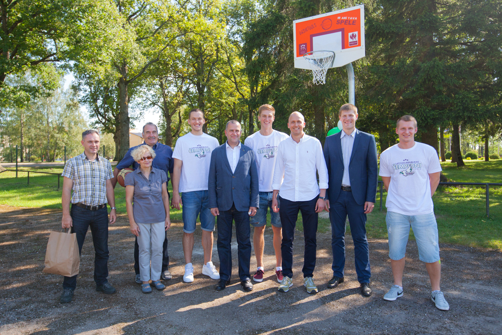 Valmierā atklāts jauns brīvdabas basketbola grozs